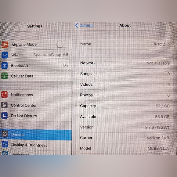 Apple iPad 2 + Charging Cable - Picture 4 of 14